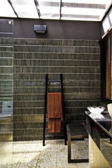 Bilik mandi Art Nouveau dengan pancuran mandian