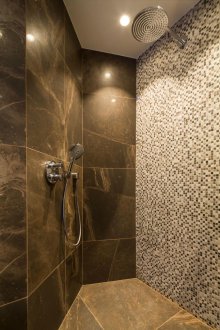 Bilik mandi dengan pancuran mandian marmar