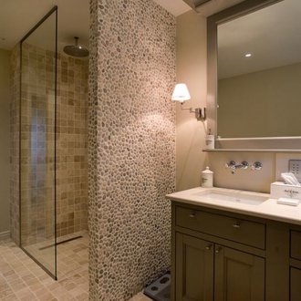 Bilik mandi dengan pancuran mandian dengan kemasan batu semulajadi