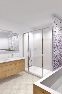 Bilik mandi dengan pancuran mandian dan trim kayu