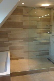 Bilik mandi berpasir dengan pancuran mandian