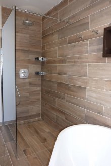 Bilik mandi dengan pancuran mandian dan jubin kayu