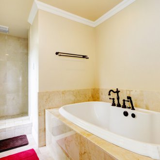 Bilik mandi dengan pancuran di podium