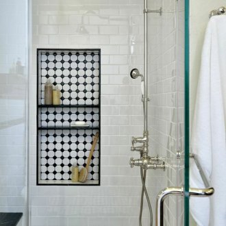 Bilik mandi gaya retro dengan pancuran mandian