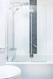 Bilik mandi dengan pancuran mandian dan masukkan hiasan