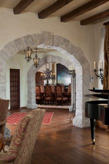 Вътрешна арка с каменна украса