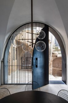 Вътрешна арка с декорация от мазилка