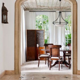 Арката е вътрешно обзаведена