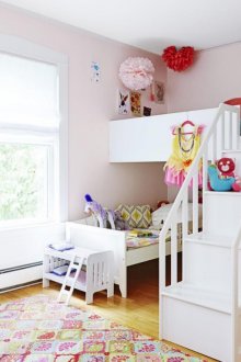 Детска стая икономичен дизайн с таванско легло