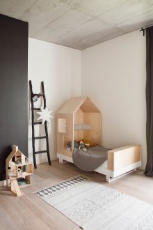 Детска стая икономичен дизайн с легло от шперплат