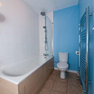 욕실의 파란색 벽과 흰색 타일