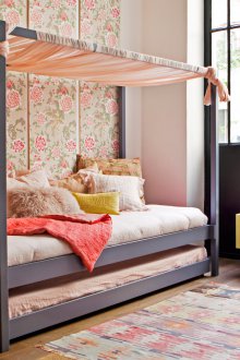 Икономичен дизайн на детска стая с декоративни панели