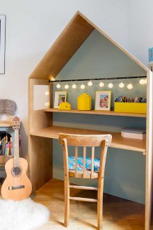 Икономичен дизайн на детска стая с маса от шперплат