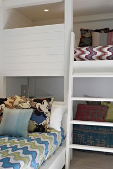 Икономичен дизайн на детска стая с ъглови мебели