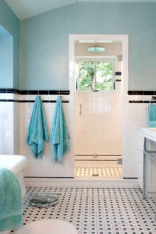 파란색 벽, 욕실의 흑백 타일