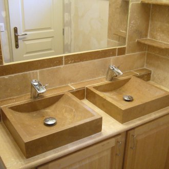 Мебели за баня с каменна мивка