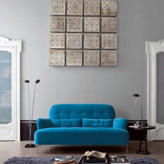 거실에 밝은 파란색 소파