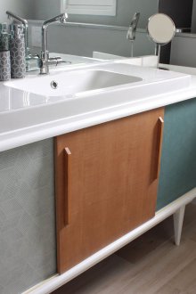 Шарени мебели за баня