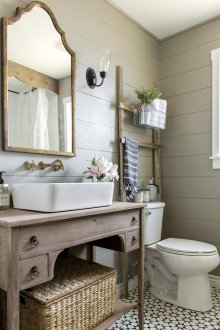 Мебели за банята в стила на изтъркан шик