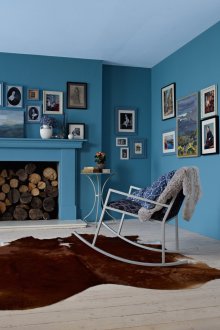 파란색 천장과 청록색 벽이 있는 거실.