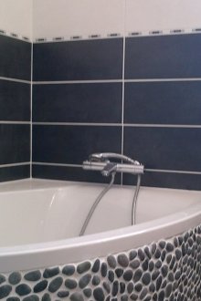 Tab mandi penjuru dengan hiasan