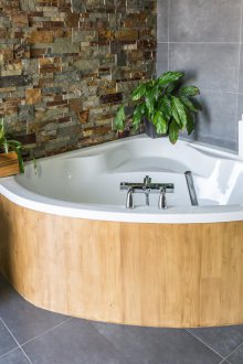 Tab mandi penjuru dengan pelapis kayu