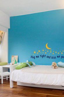 어린이 방의 파란색 벽