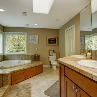 Tab mandi penjuru oleh tingkap