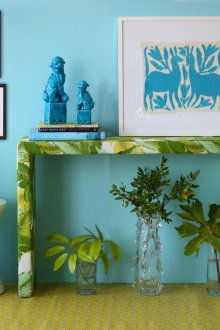 파란색의 장식 복도