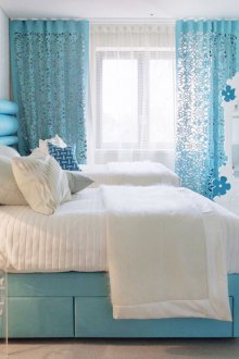 침실의 파란색 커튼과 침대