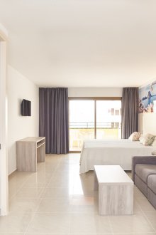 Интериор на студио апартамент с балкон