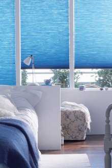 침실의 파란색 커튼