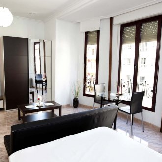 Интериор на студио апартамент с прозорец