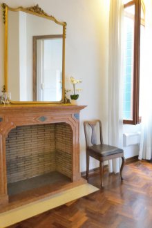 Интериор на студио апартамент с камина