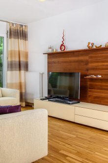 Интериор на студио апартамент с тапицерия от дърво