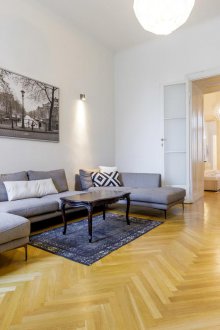 Интериор на студио апартамент с паркет