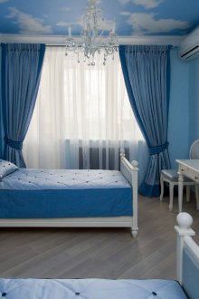 파란색 벽이 있는 침실