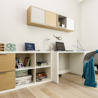 Интериор на студио апартамент с бюро