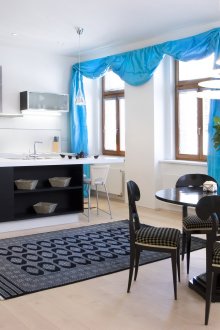 파란색 커튼이 있는 주방