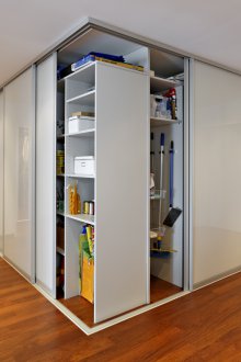 Интериор на студио апартамент с гардероб