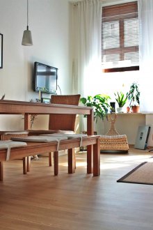 Интериор на студио апартамент с маса