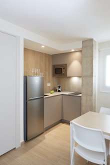 Интериор на студио апартамент с ъглова кухня