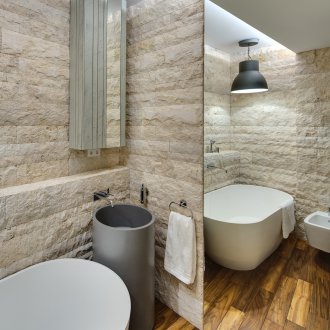 Интериор на баня с огледало в студио апартамент