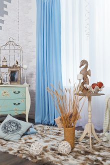 거실의 파란색 커튼과 베개