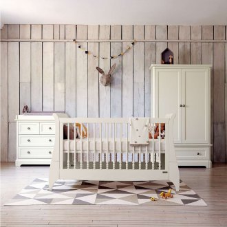 나무 벽으로 된 신생아를 위한 방