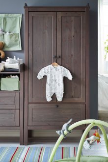 목제 가구가 있는 신생아실