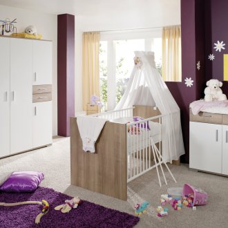 가구 세트가 있는 신생아를 위한 방