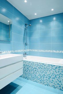 욕실의 파란색 타일과 모자이크