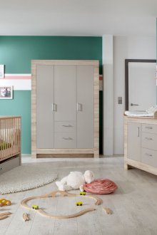 캐비닛 가구가 있는 신생아를 위한 방