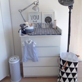 현대적인 가구가 있는 신생아를 위한 방